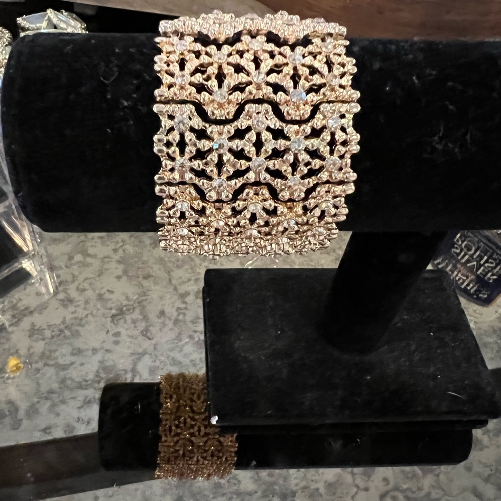 Elegant Gold Crystal stretchable  Bracelet